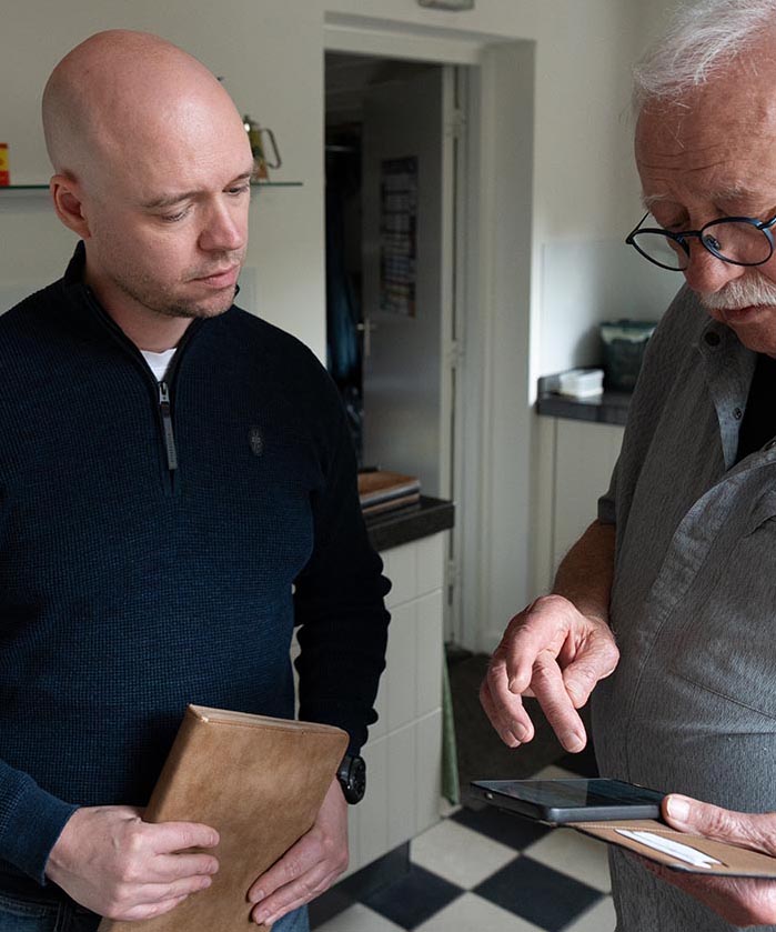 Marcel met het Digitaal Huisboek